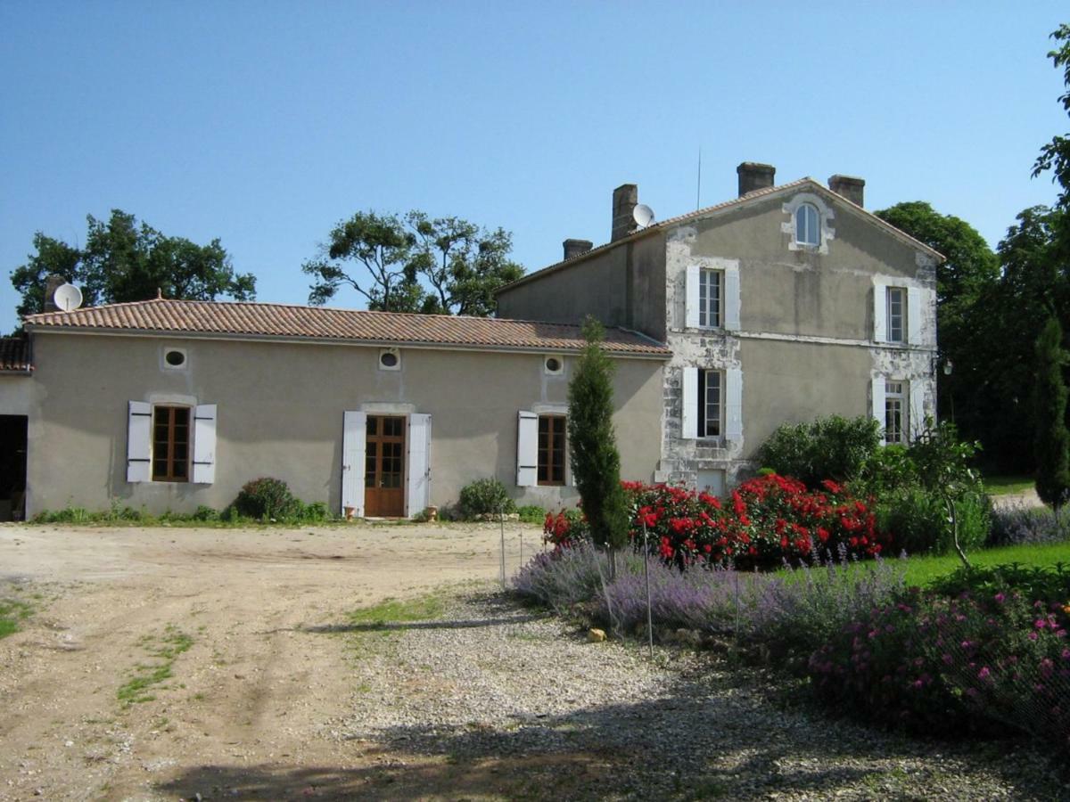 Bed and Breakfast Domaine Les Galards Le Garde Exterior foto